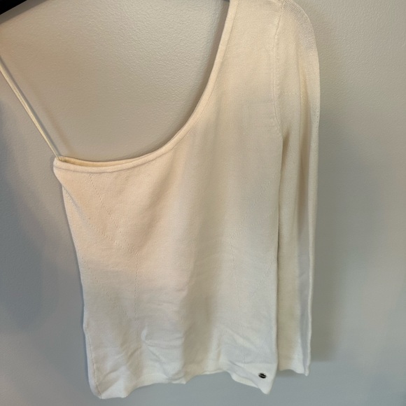 One shoulder cream colored GUESS sweater. Size small - Picture 4 of 6